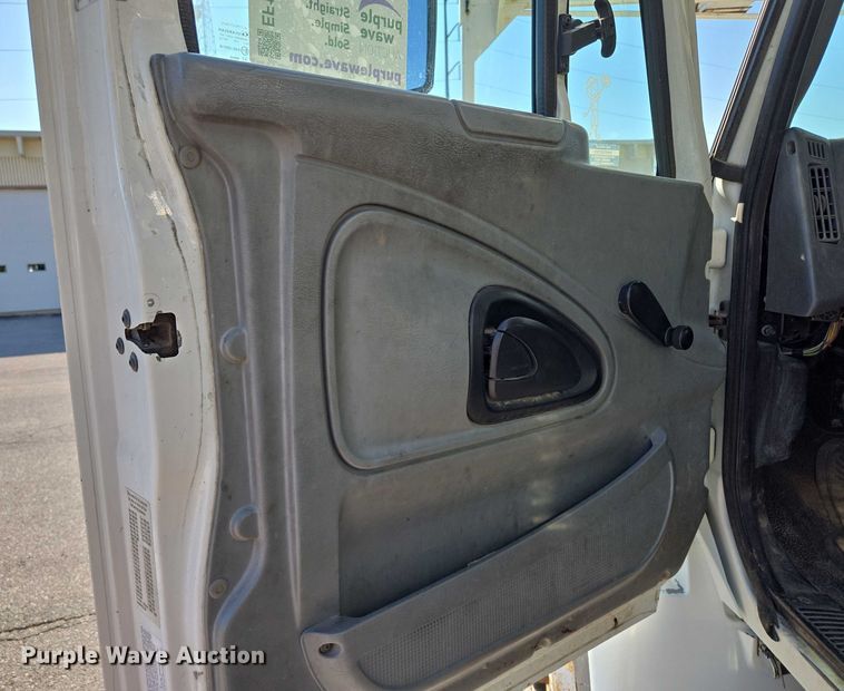 image for item EF1946 2005 International 4400 bucket truck