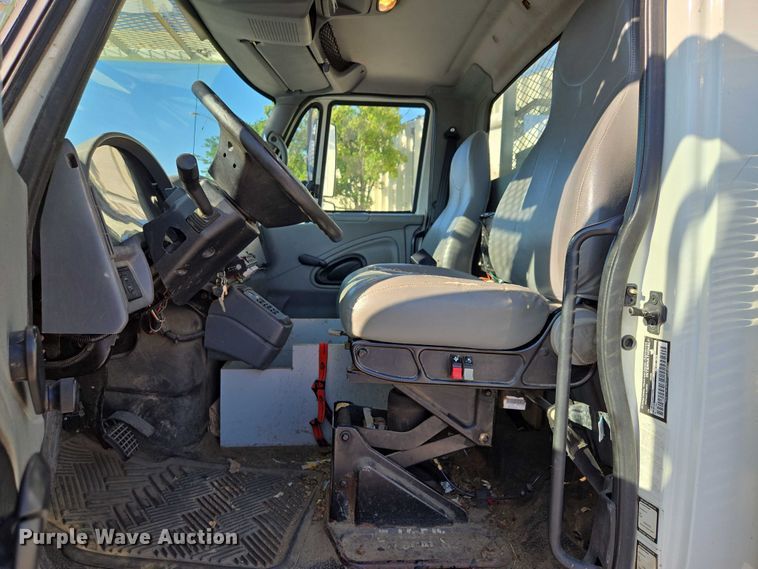 image for item EF1946 2005 International 4400 bucket truck