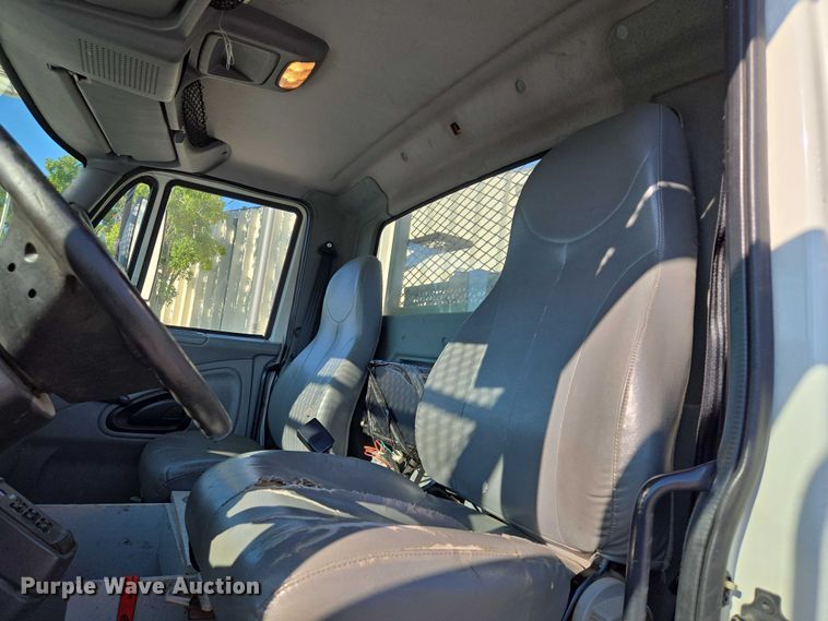 image for item EF1946 2005 International 4400 bucket truck