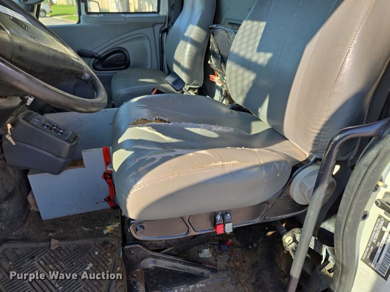 image for item EF1946 2005 International 4400 bucket truck