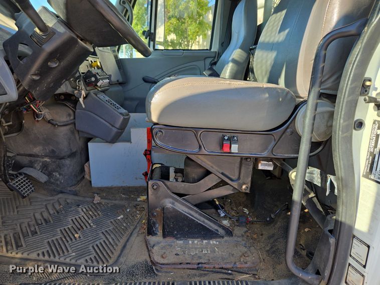 image for item EF1946 2005 International 4400 bucket truck