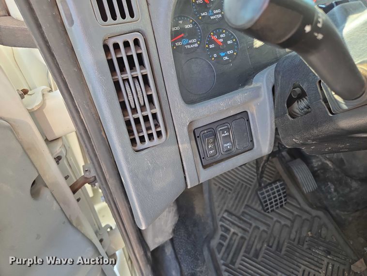 image for item EF1946 2005 International 4400 bucket truck