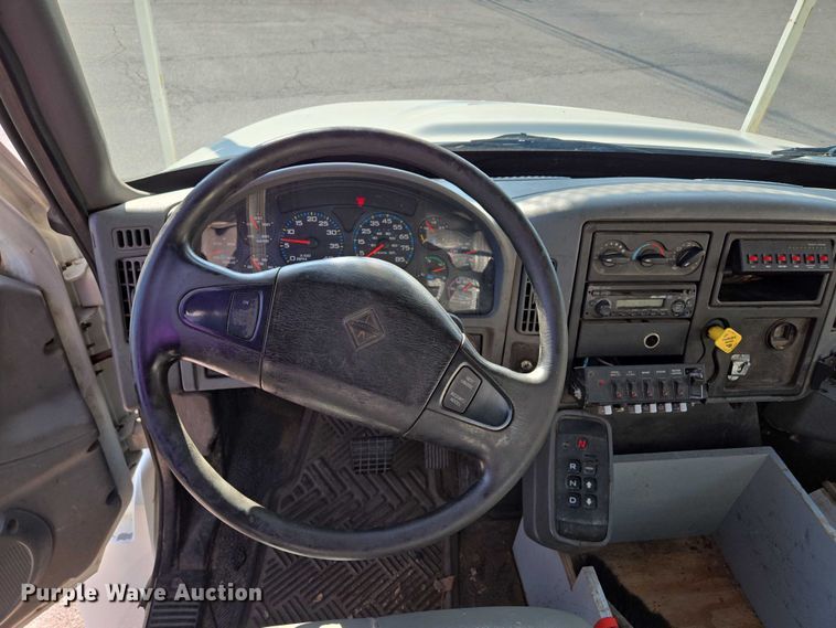 image for item EF1946 2005 International 4400 bucket truck