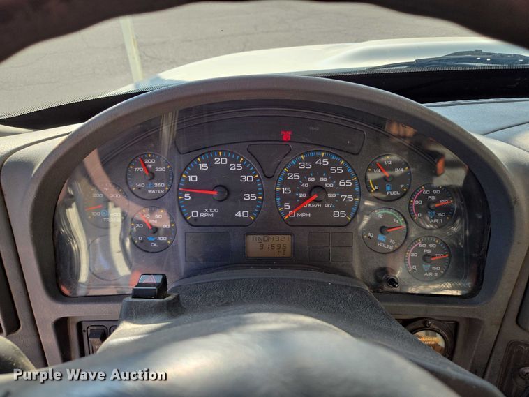 image for item EF1946 2005 International 4400 bucket truck