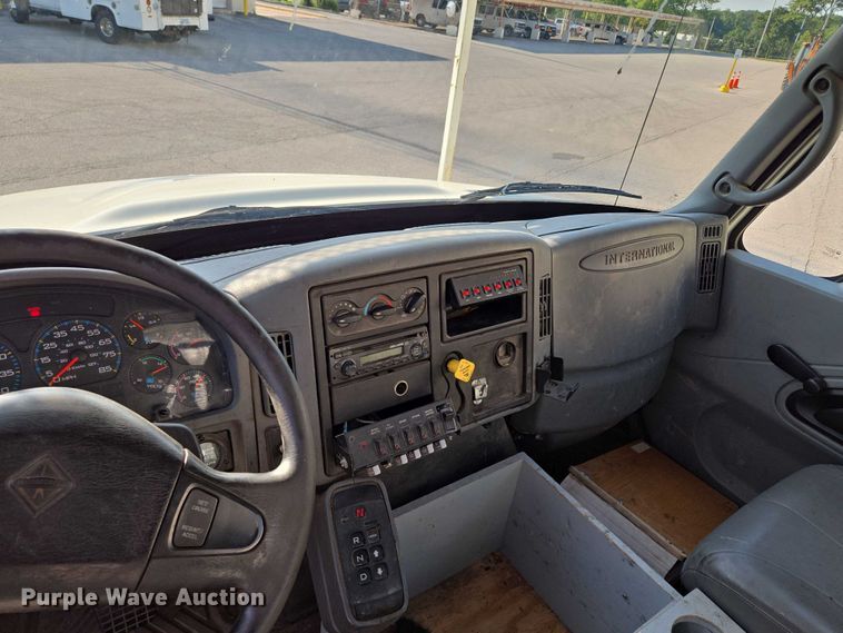 image for item EF1946 2005 International 4400 bucket truck