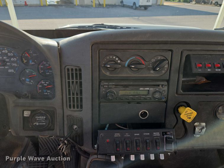 image for item EF1946 2005 International 4400 bucket truck