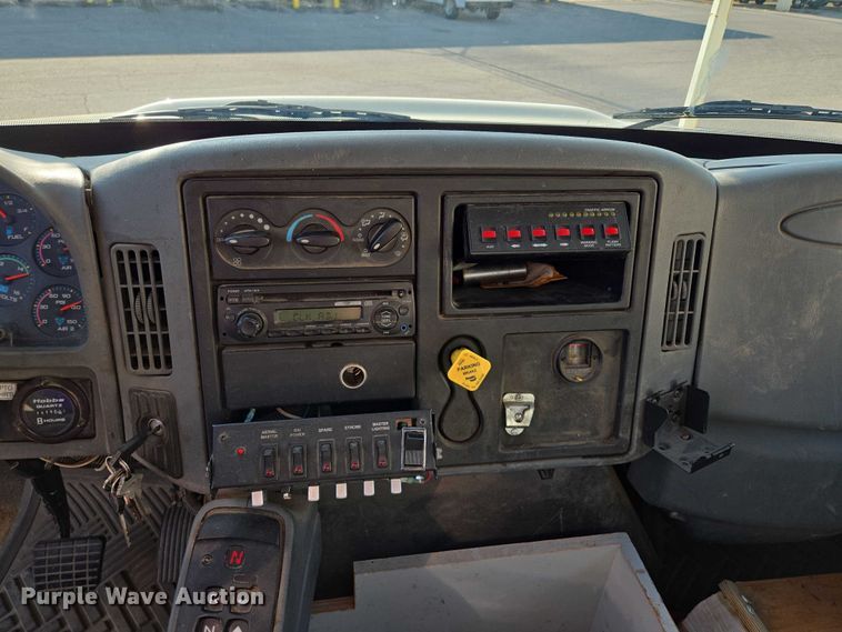 image for item EF1946 2005 International 4400 bucket truck