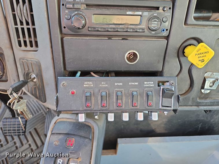 image for item EF1946 2005 International 4400 bucket truck