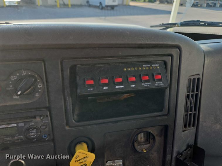 image for item EF1946 2005 International 4400 bucket truck