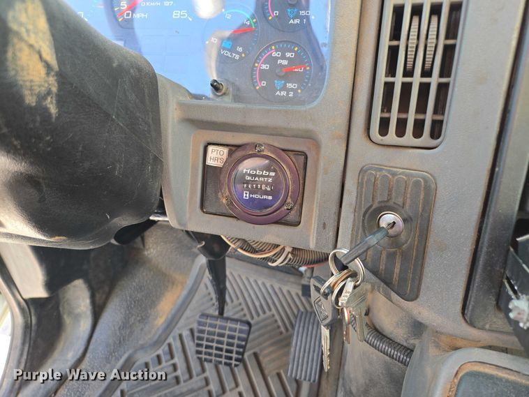 image for item EF1946 2005 International 4400 bucket truck