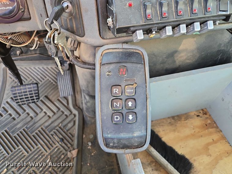 image for item EF1946 2005 International 4400 bucket truck