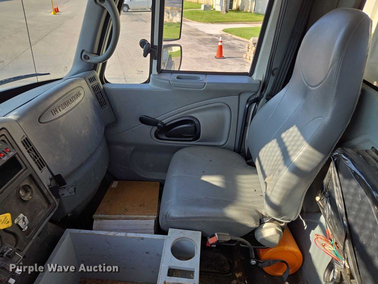 image for item EF1946 2005 International 4400 bucket truck