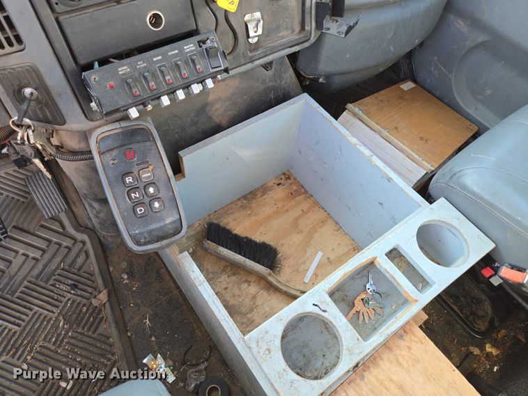 image for item EF1946 2005 International 4400 bucket truck