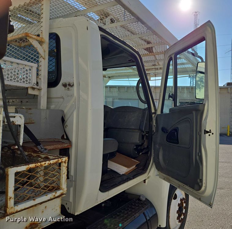 image for item EF1946 2005 International 4400 bucket truck