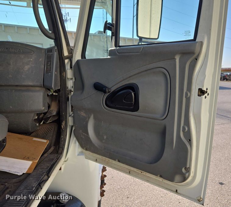 image for item EF1946 2005 International 4400 bucket truck