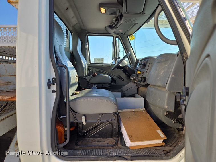 image for item EF1946 2005 International 4400 bucket truck