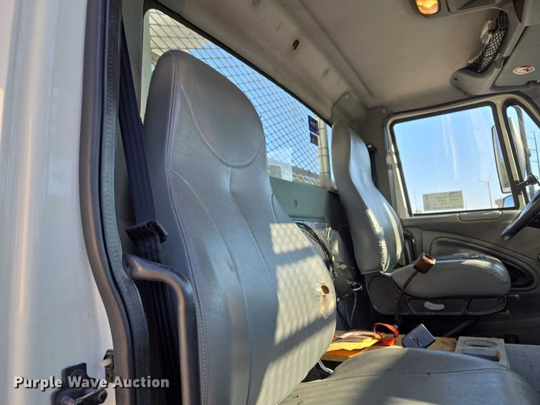 image for item EF1946 2005 International 4400 bucket truck