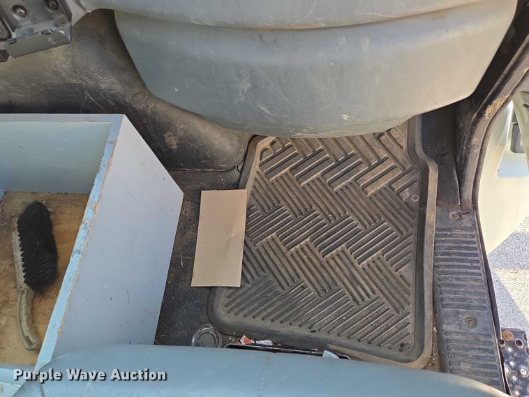 image for item EF1946 2005 International 4400 bucket truck