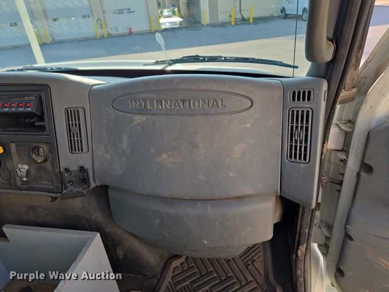 image for item EF1946 2005 International 4400 bucket truck