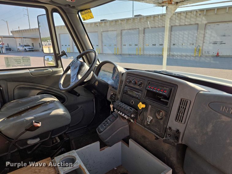 image for item EF1946 2005 International 4400 bucket truck