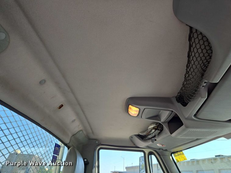 image for item EF1946 2005 International 4400 bucket truck