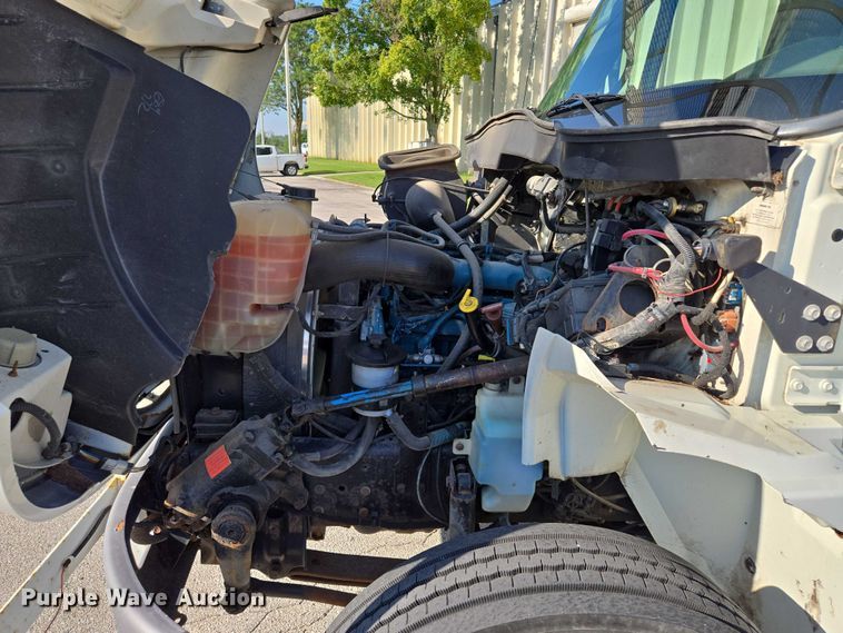 image for item EF1946 2005 International 4400 bucket truck