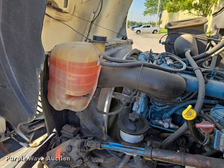 image for item EF1946 2005 International 4400 bucket truck