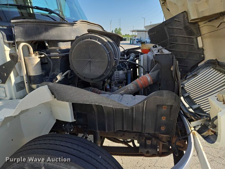 image for item EF1946 2005 International 4400 bucket truck