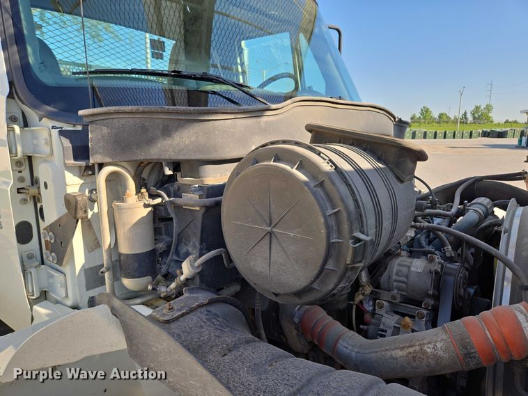 image for item EF1946 2005 International 4400 bucket truck