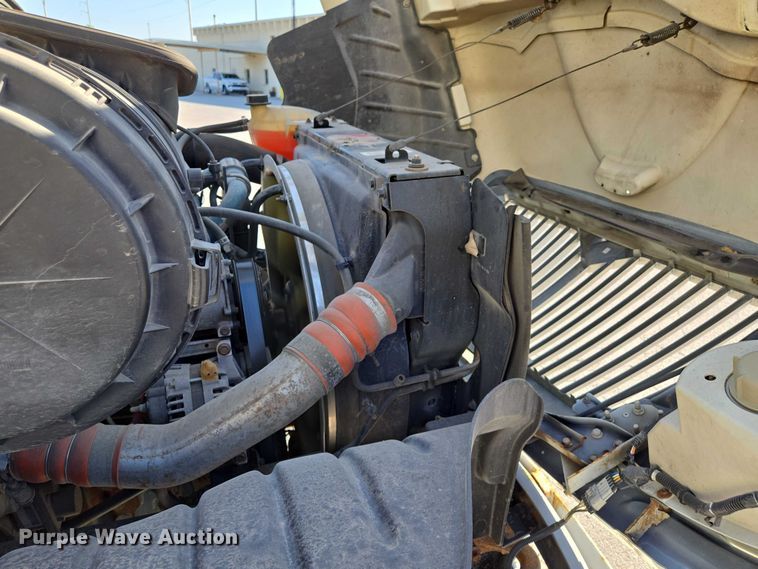 image for item EF1946 2005 International 4400 bucket truck