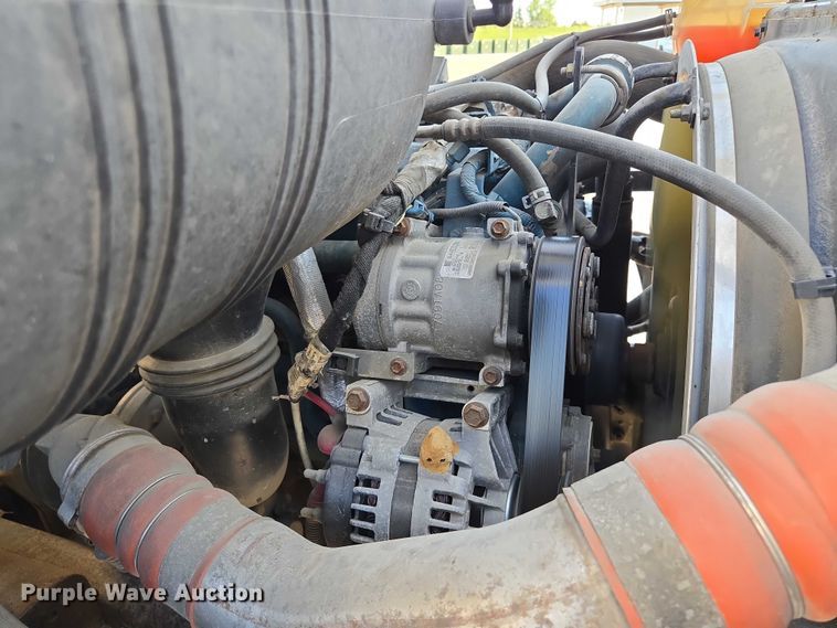 image for item EF1946 2005 International 4400 bucket truck