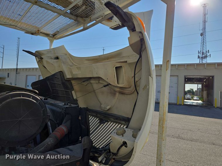 image for item EF1946 2005 International 4400 bucket truck