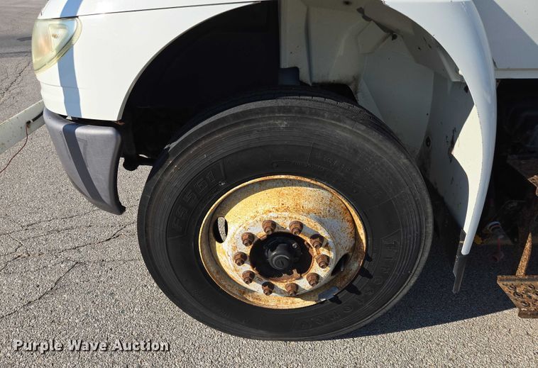 image for item EF1946 2005 International 4400 bucket truck