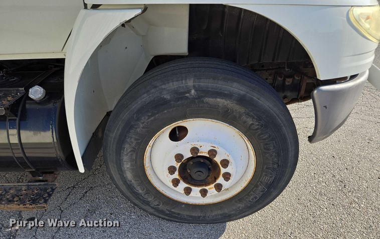 image for item EF1946 2005 International 4400 bucket truck