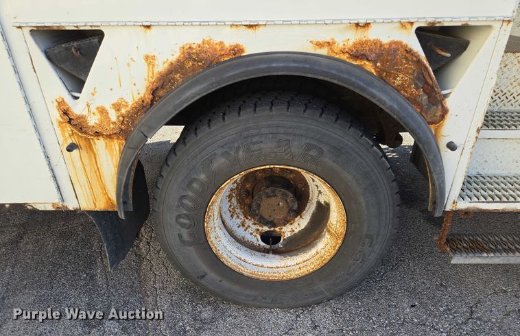 image for item EF1946 2005 International 4400 bucket truck