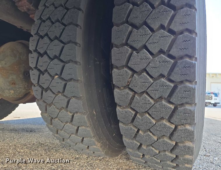 image for item EF1946 2005 International 4400 bucket truck