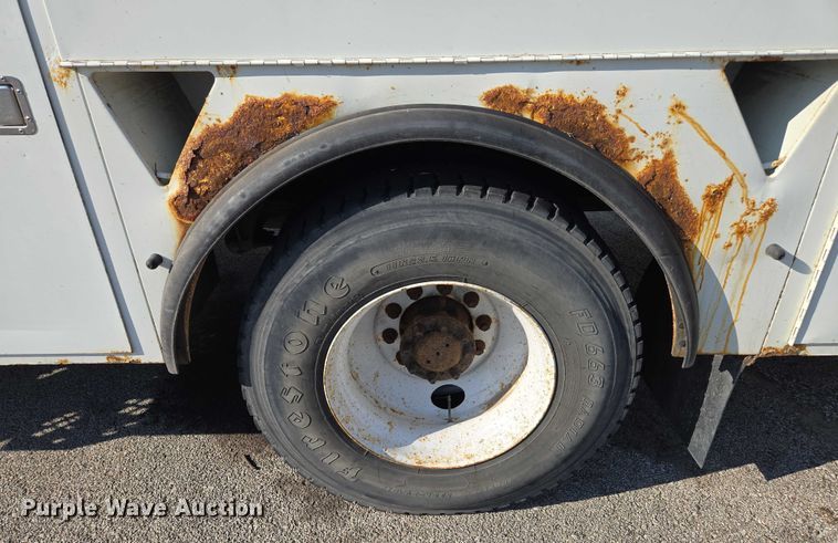 image for item EF1946 2005 International 4400 bucket truck