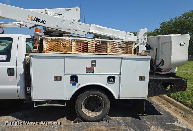 image for item EF1947 2011 Ford F550 Super Duty bucket truck