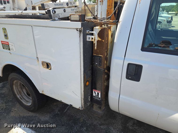 image for item EF1947 2011 Ford F550 Super Duty bucket truck