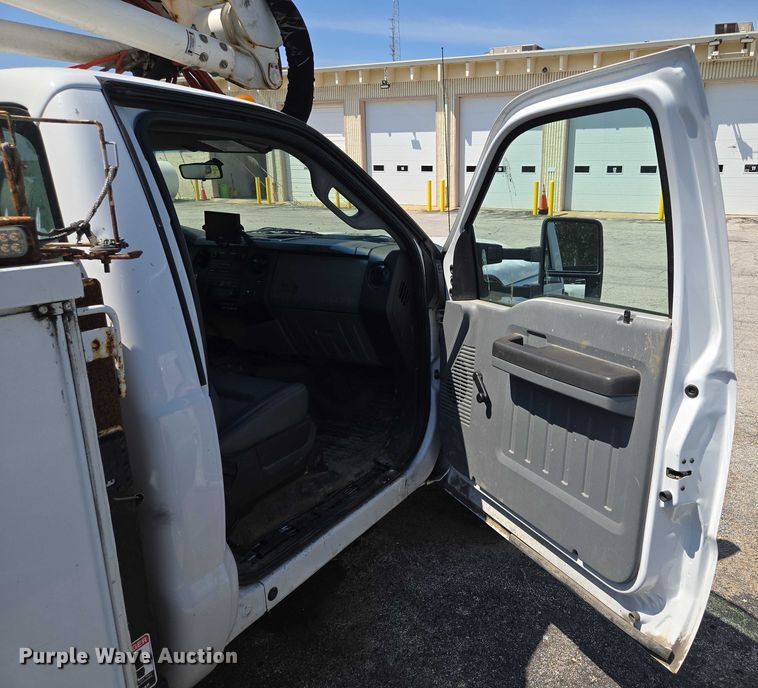 image for item EF1947 2011 Ford F550 Super Duty bucket truck