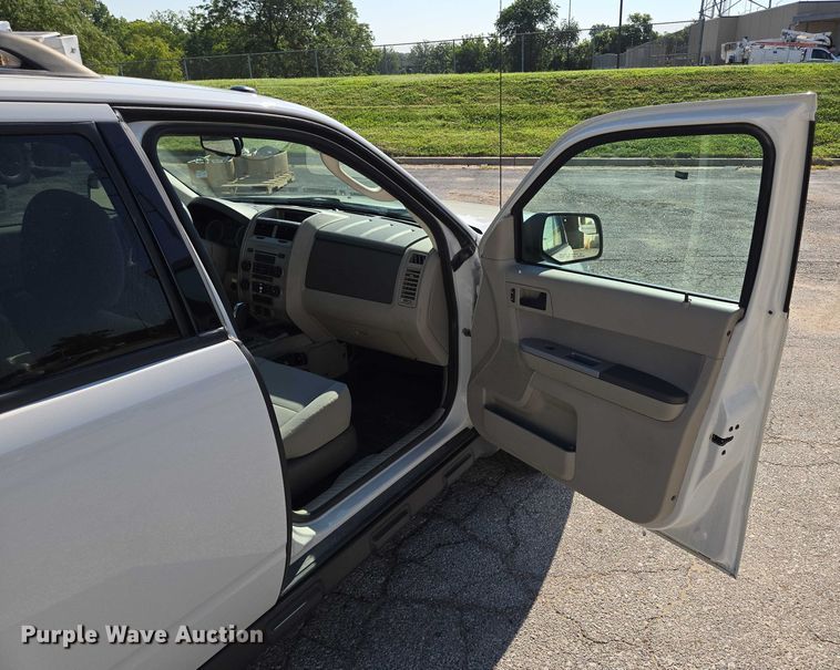 image for item EF1948 2011 Ford Escape Hybrid SUV