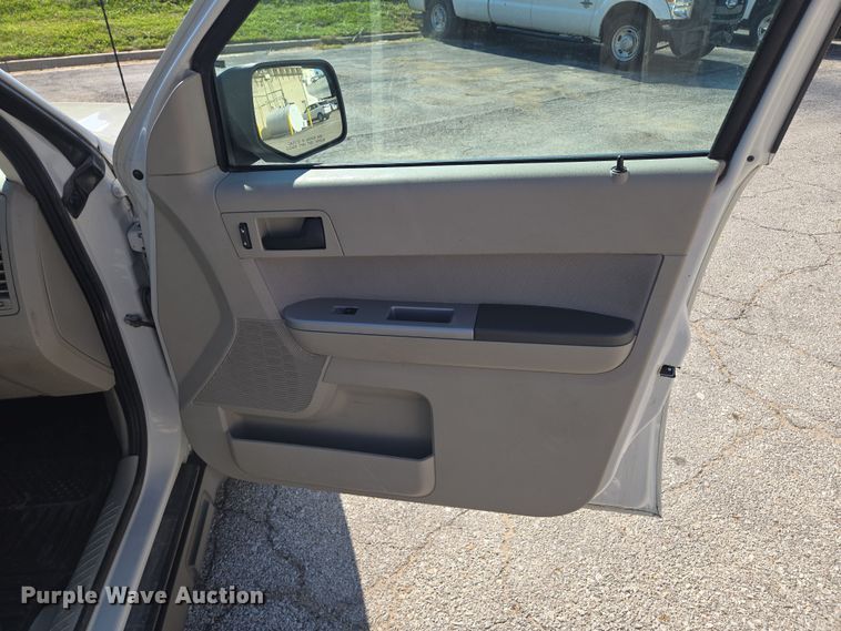 image for item EF1948 2011 Ford Escape Hybrid SUV