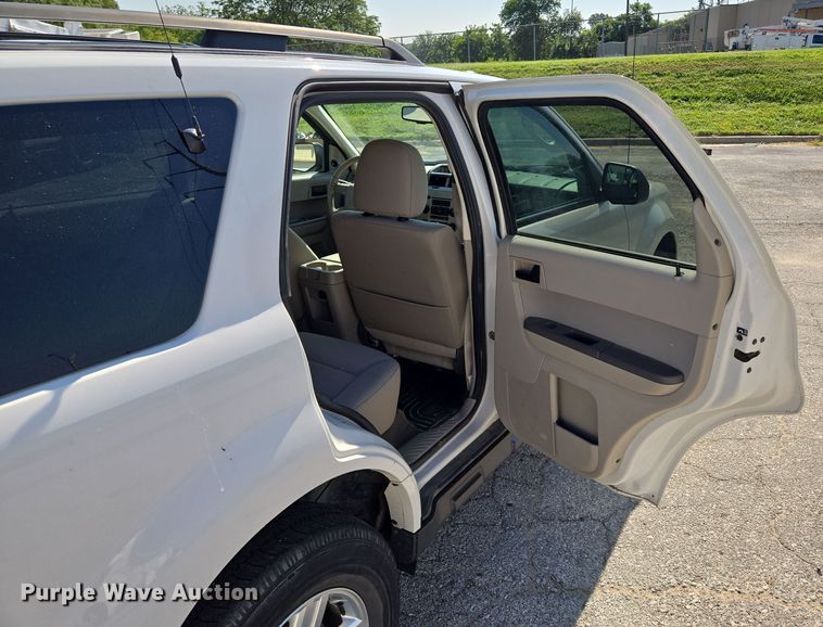 image for item EF1948 2011 Ford Escape Hybrid SUV