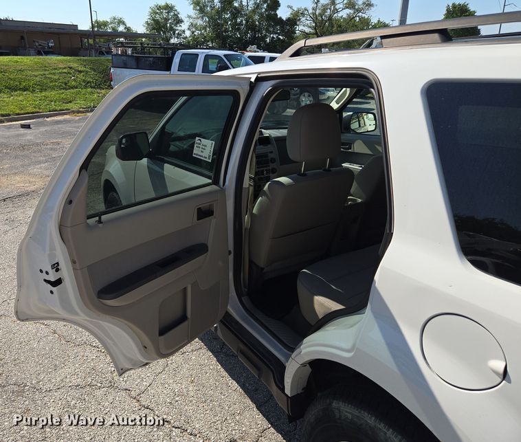 image for item EF1948 2011 Ford Escape Hybrid SUV