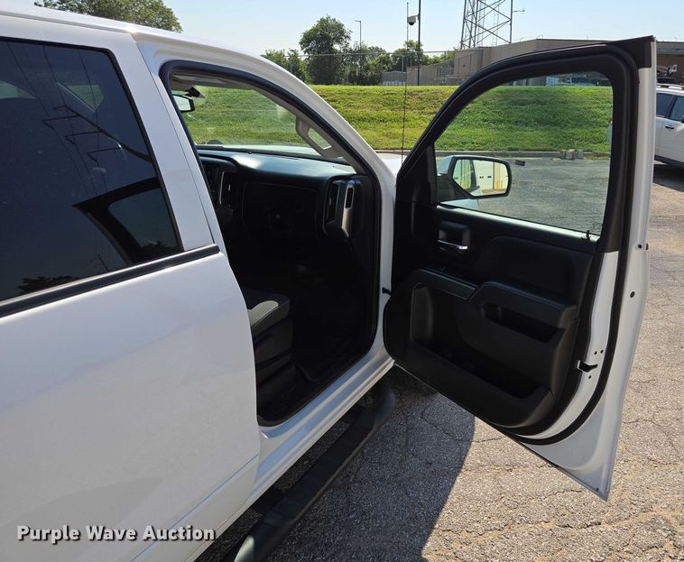 image for item EF1950 2018 Chevrolet Silverado 1500 Crew Cab pickup truck