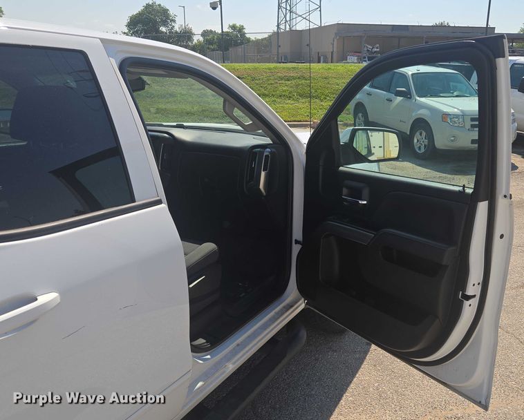 image for item EF1952 2018 Chevrolet Silverado 1500 Double Cab pickup truck