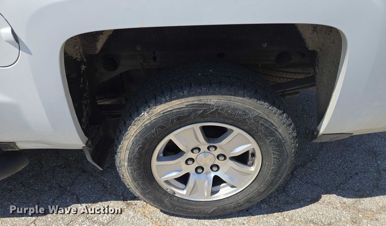 image for item EF1954 2017 Chevrolet Silverado 1500 Crew Cab pickup truck