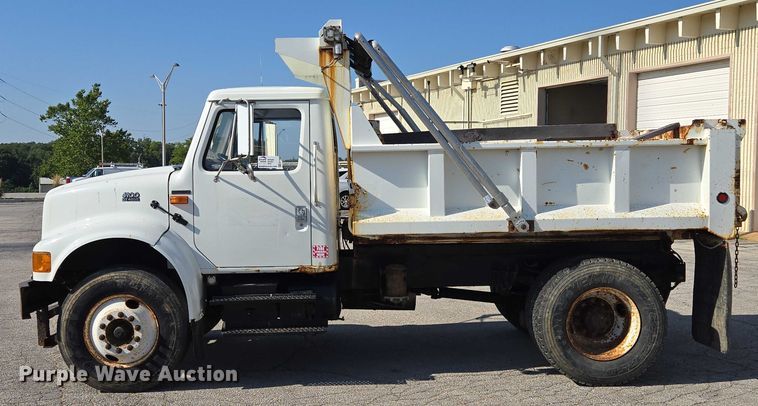 image for item EF1955 2000 International 4900 dump truck