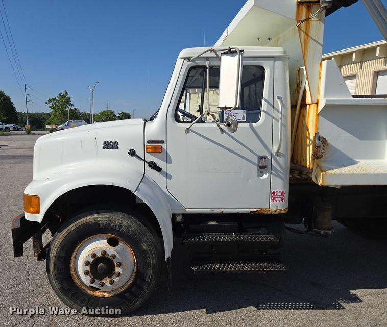 image for item EF1955 2000 International 4900 dump truck
