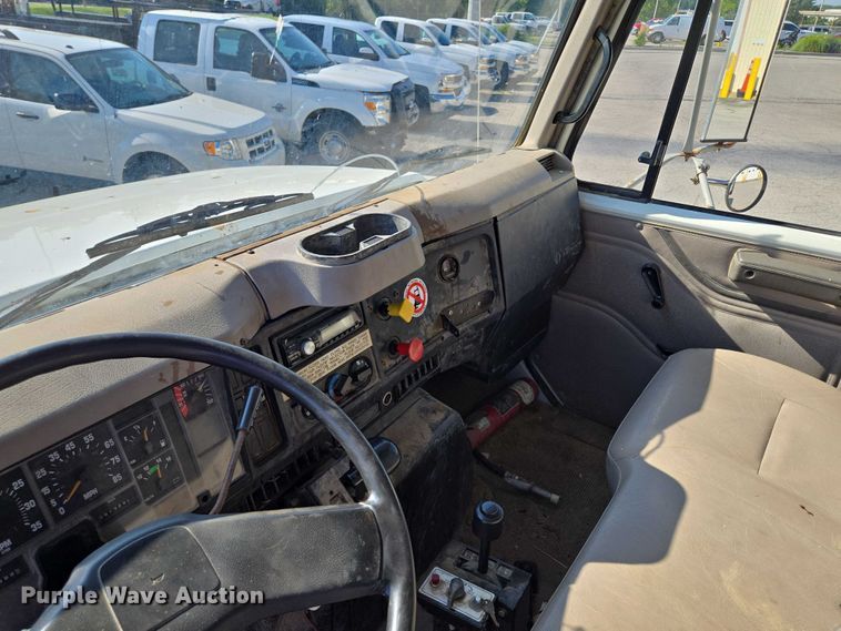 image for item EF1955 2000 International 4900 dump truck